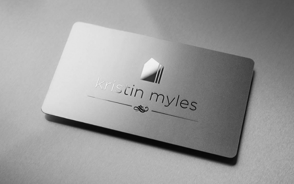 Kartu nama dengan warna gelap dan aksen perak yang memberikan kesan mewah